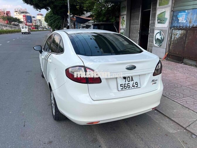 Ford Fiesta Sedan Tự động Trắng