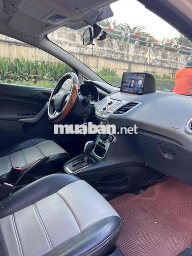 Ford Fiesta Sedan Tự động Trắng