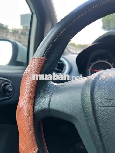 Ford Fiesta Sedan Tự động Trắng