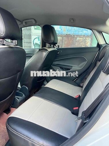 Ford Fiesta Sedan Tự động Trắng