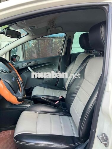 Ford Fiesta Sedan Tự động Trắng