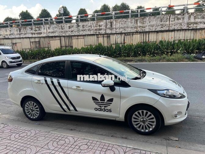 Ford Fiesta Sedan Tự động Trắng