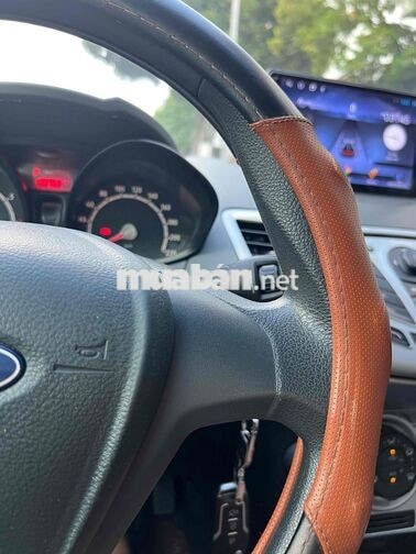 Ford Fiesta Sedan Tự động Trắng
