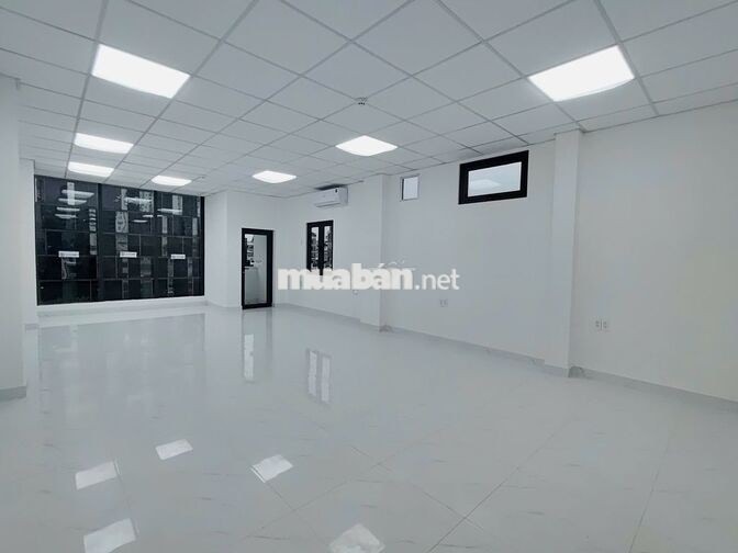 Cho thuê văn phòng mới 50m2, ngang 5m, gần ETOWN, dưới cầu Calmette