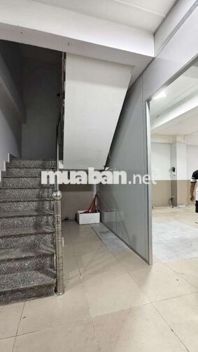 15tr ngang hơn 8x24m, có thang máy