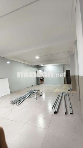15tr ngang hơn 8x24m, có thang máy