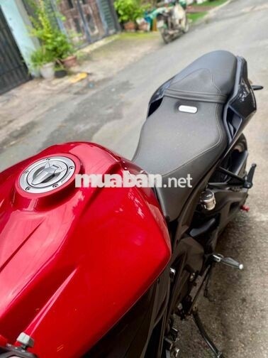 Mô tô Benelli BN 600 2017 màu Đỏ đen