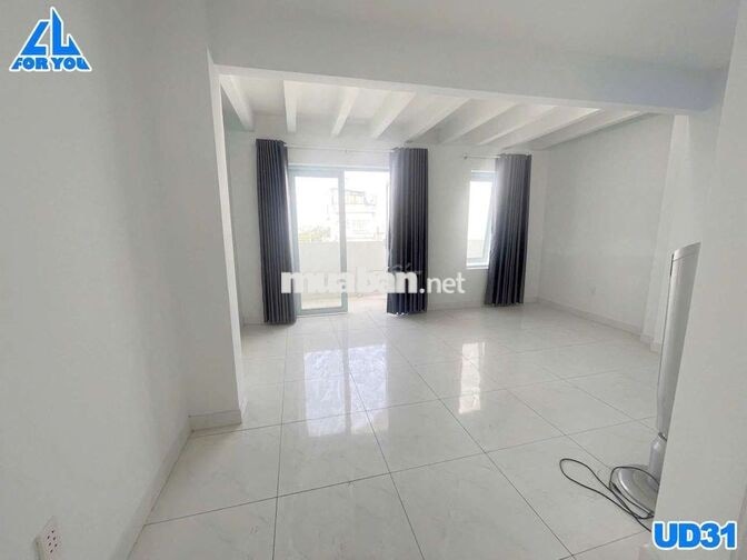 Cần Pass phòng mới rộng rãi có ban công, nvs riêng