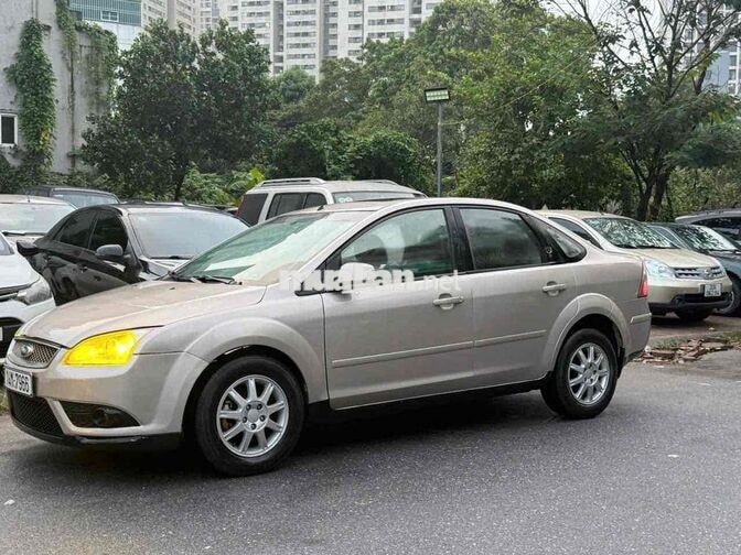 FORD FOCUS 5 CHỖ XĂNG MÀU BẠC