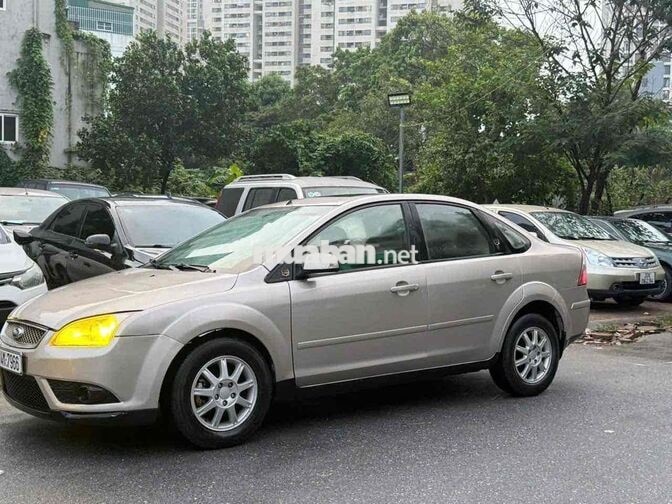 FORD FOCUS 5 CHỖ XĂNG MÀU BẠC