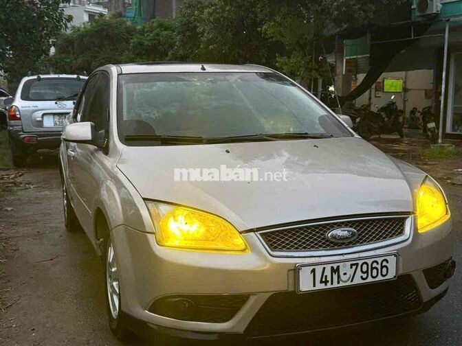 FORD FOCUS 5 CHỖ XĂNG MÀU BẠC