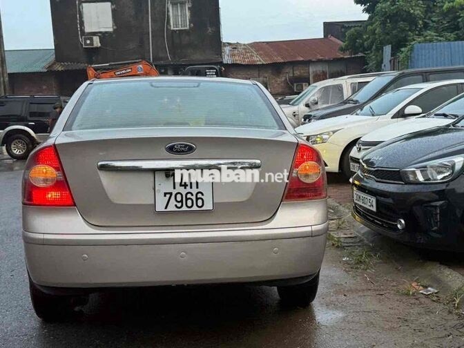 FORD FOCUS 5 CHỖ XĂNG MÀU BẠC