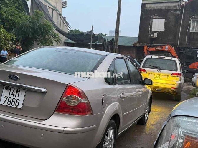 FORD FOCUS 5 CHỖ XĂNG MÀU BẠC