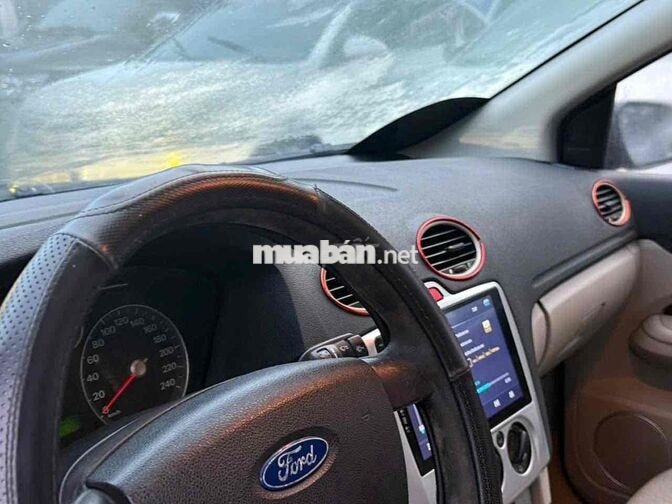 FORD FOCUS 5 CHỖ XĂNG MÀU BẠC
