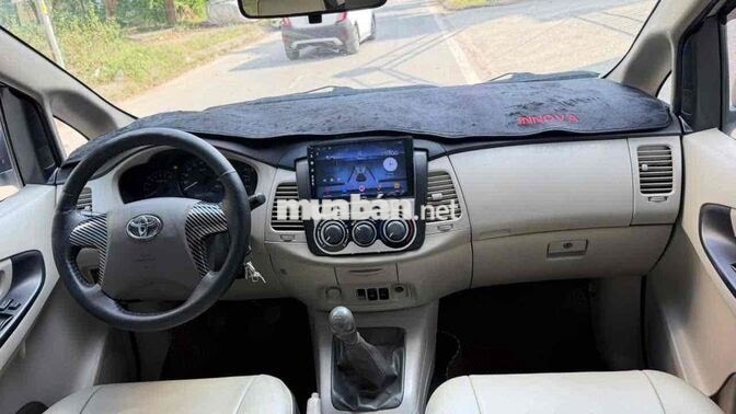 Toyota Innova 2014 E 7 chỗ Vàng cát