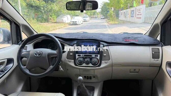 Toyota Innova 2014 E 7 chỗ Vàng cát