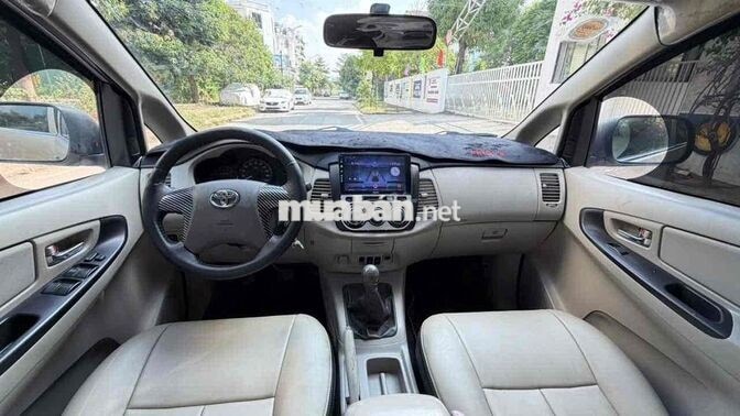 Toyota Innova 2014 E 7 chỗ Vàng cát