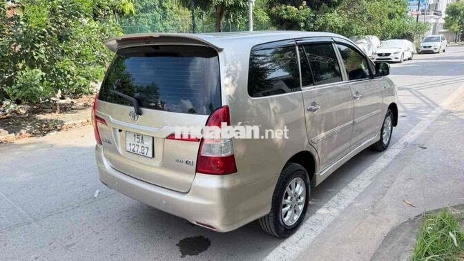 Toyota Innova 2014 E 7 chỗ Vàng cát