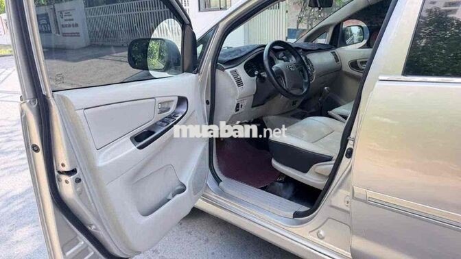 Toyota Innova 2014 E 7 chỗ Vàng cát