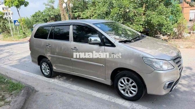 Toyota Innova 2014 E 7 chỗ Vàng cát