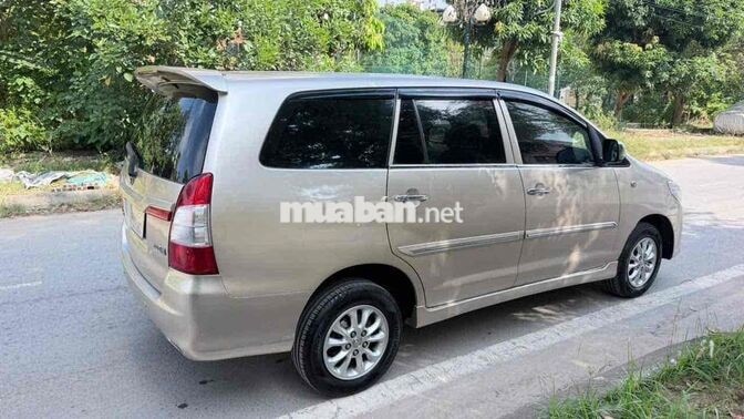 Toyota Innova 2014 E 7 chỗ Vàng cát