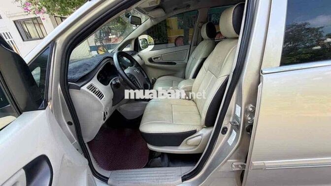 Toyota Innova 2014 E 7 chỗ Vàng cát