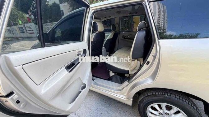Toyota Innova 2014 E 7 chỗ Vàng cát