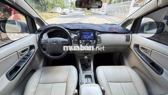 Toyota Innova 2014 E 7 chỗ Vàng cát