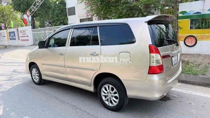 Toyota Innova 2014 E 7 chỗ Vàng cát