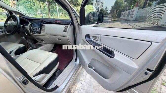 Toyota Innova 2014 E 7 chỗ Vàng cát