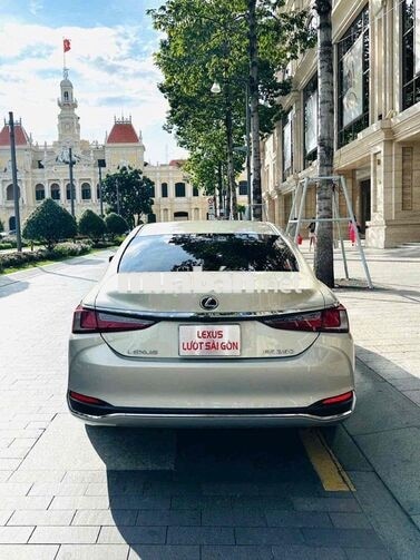ES250 model 2023 19.000km