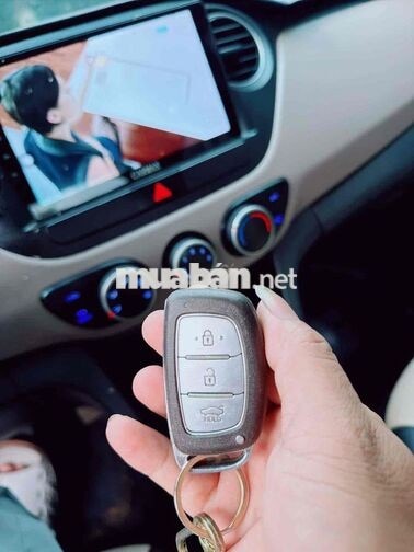HYUNDAI GRAND I10 SỐ SÀN 5 CHỖ MÀU BẠC