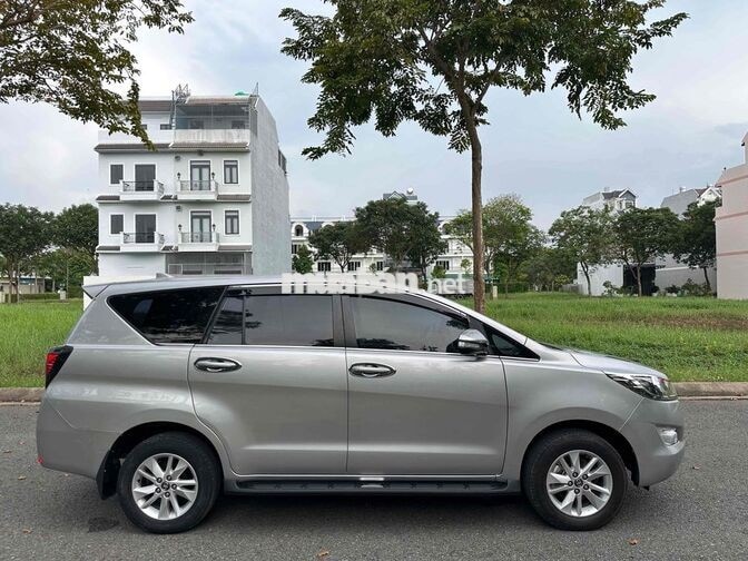 Toyota Innova 2017 2.0E Bạc 7 chỗ Số sàn
