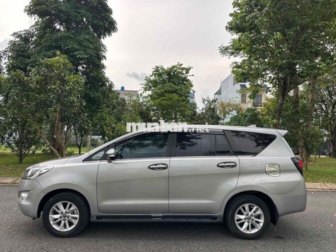 Toyota Innova 2017 2.0E Bạc 7 chỗ Số sàn