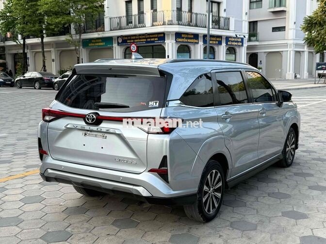 Toyota Veloz 2022 CVT Bạc 7 chỗ