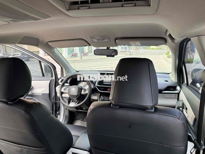 Toyota Veloz 2022 CVT Bạc 7 chỗ