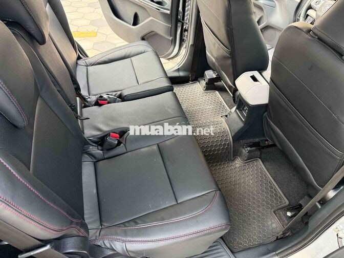 Toyota Veloz 2022 CVT Bạc 7 chỗ