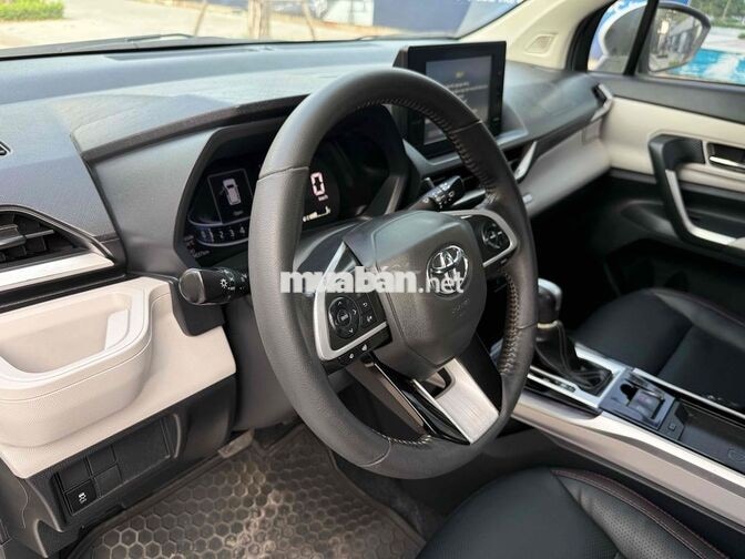 Toyota Veloz 2022 CVT Bạc 7 chỗ