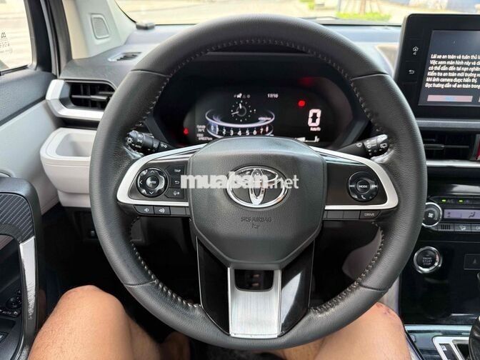 Toyota Veloz 2022 CVT Bạc 7 chỗ