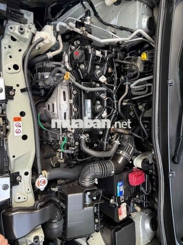 Toyota Veloz 2022 CVT Bạc 7 chỗ