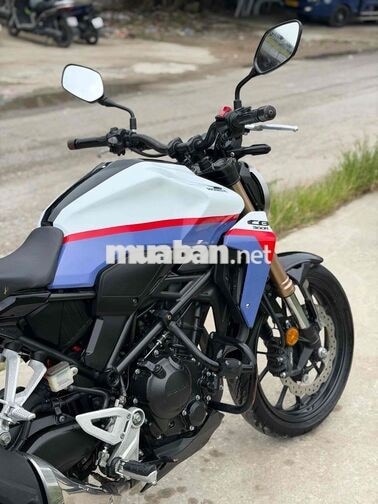 Honda CB300R 2011 11.000 km trắng đỏ xanh