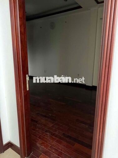 🔥 Villa sân vườn giữa Quận 10, 6 phòng ngủ, giá chỉ 59TR! Hàng hiếm!