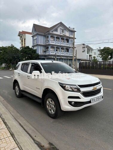 Chevrolet Trailblazer LT 7 chỗ trắng