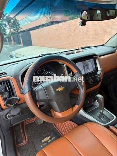 Chevrolet Trailblazer LT 7 chỗ trắng