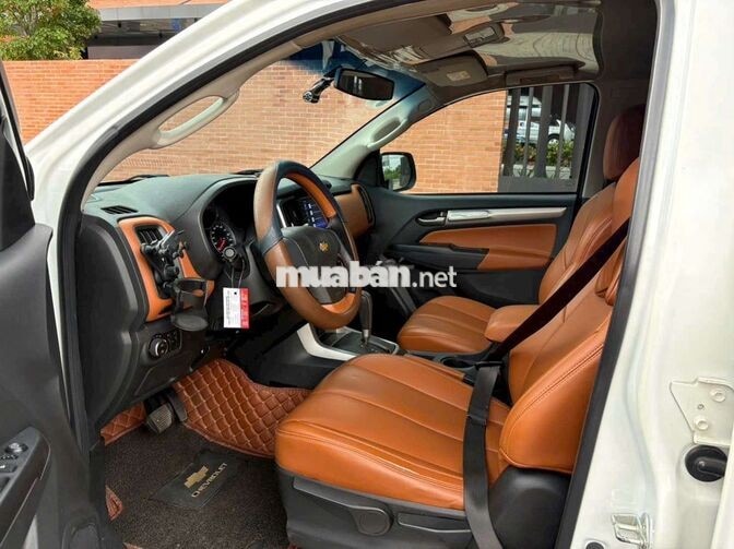 Chevrolet Trailblazer LT 7 chỗ trắng
