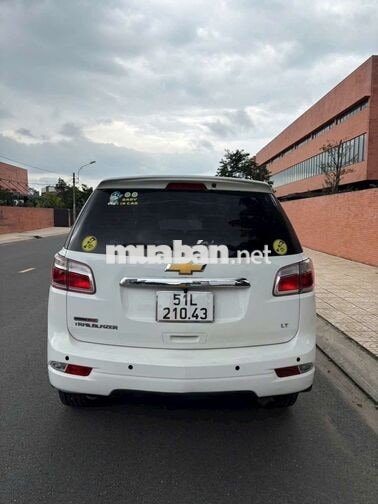 Chevrolet Trailblazer LT 7 chỗ trắng