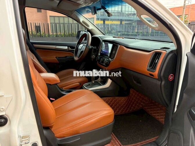 Chevrolet Trailblazer LT 7 chỗ trắng
