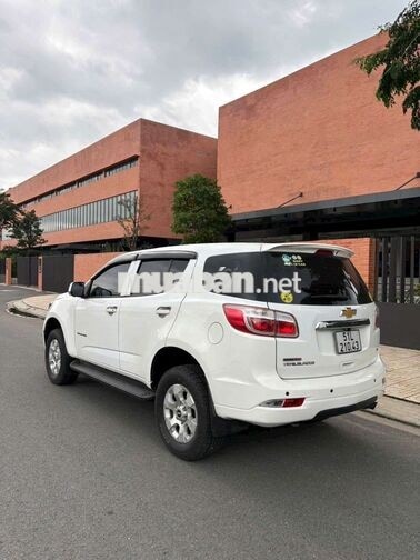 Chevrolet Trailblazer LT 7 chỗ trắng