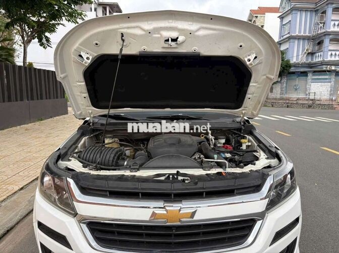 Chevrolet Trailblazer LT 7 chỗ trắng