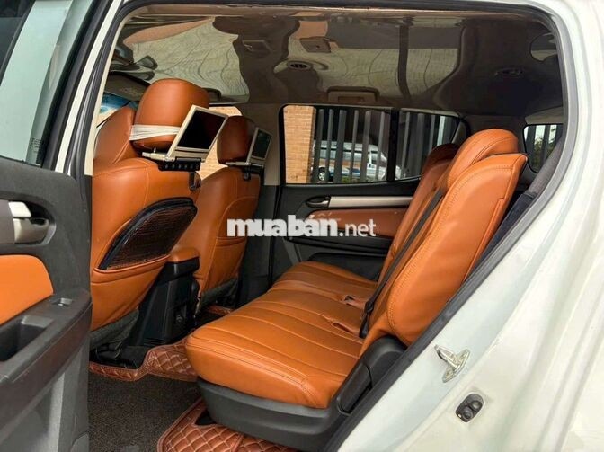 Chevrolet Trailblazer LT 7 chỗ trắng